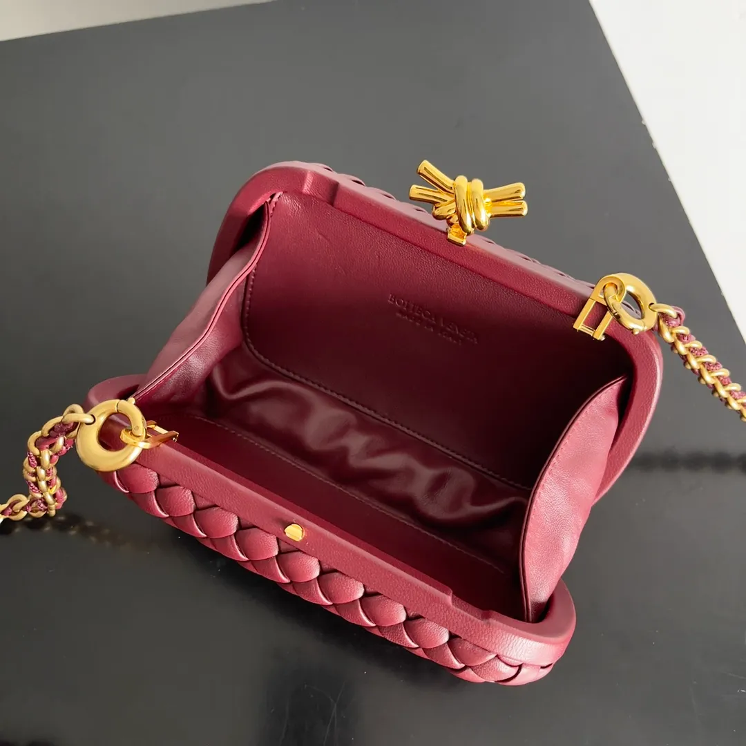 Batch 2260 BOTTEGA VENETA KNOT evening bag chain version for women is now on the market! Delicate and elegant, soft and powerful, this bag is definitely a representative of intellectual women. As an evergreen model of BV, the blessing of the chain is the icing on the cake. The classic weaving once again interprets the unique craftsmanship (the chain can be disassembled separately). Style number: 776662 Size: 19*11.5*5cm